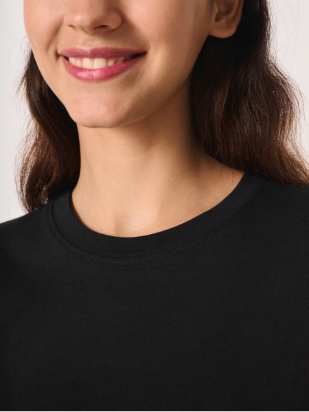 zoom sur le col du T-shirt unisexe Basic Personnalisable zoom sur le col du T-shirt unisexe Basic Personnalisable