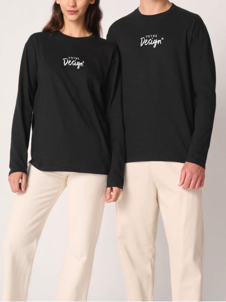 mannequins homme et femme portant le T-shirt unisexe Basic Personnalisable mannequins homme et femme portant le T-shirt unisexe Basic Personnalisable