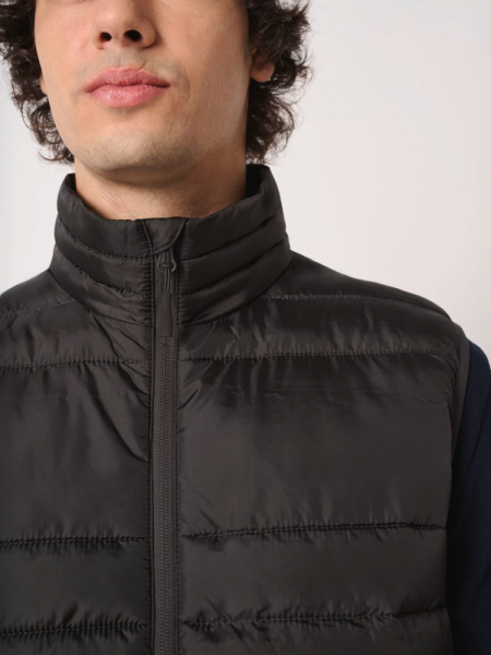 mannequin homme de face portant le Bodywarmer matelassé homme personnalisable vue détaillée mannequin homme de face portant le Bodywarmer matelassé homme personnalisable vue détaillée
