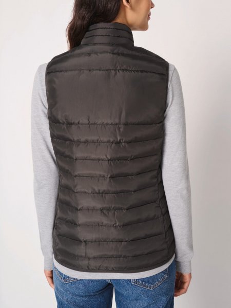 Mannequin de dos femme portant le bodywarmer matelassé IB6173 Mannequin de dos femme portant le bodywarmer matelassé IB6173