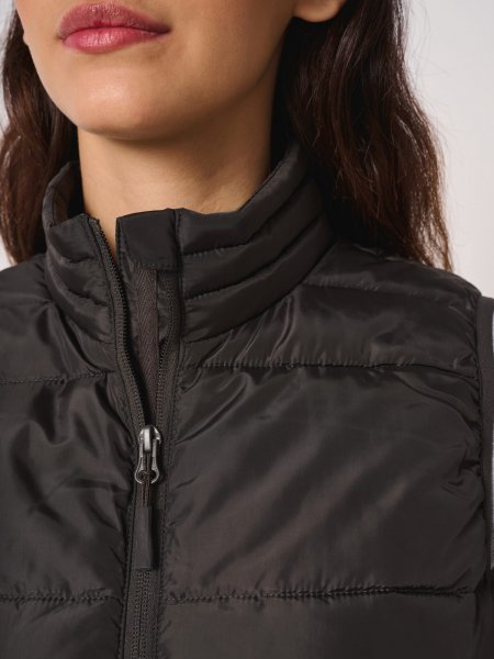 Zoom sur le col du bodywarmer matelassé IB6173 Zoom sur le col du bodywarmer matelassé IB6173