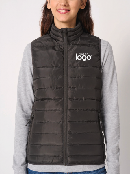 Mannequin femme portant le bodywarmer matelassé IB6173 Mannequin femme portant le bodywarmer matelassé IB6173
