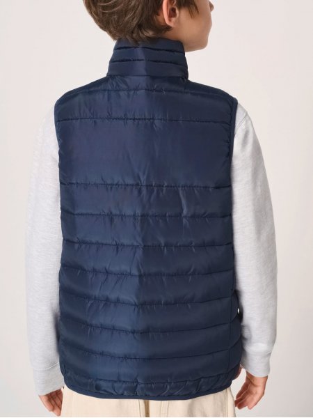 Mannequin enfant de dos portant le Bodywarmer matelassé enfant personnalisable IB6174 Mannequin enfant de dos portant le Bodywarmer matelassé enfant personnalisable IB6174