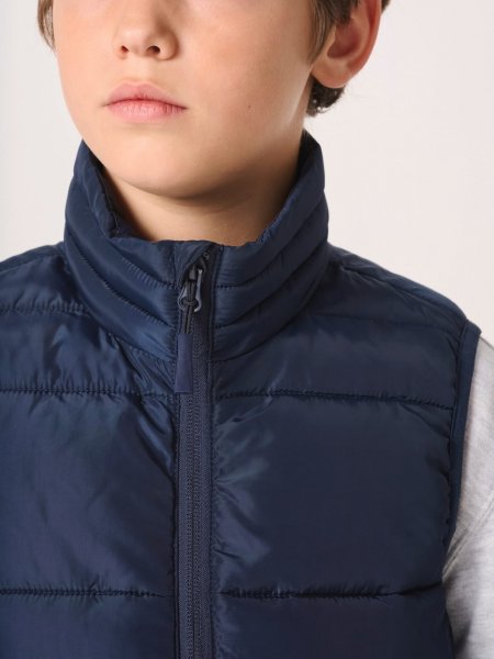 Zoom sur le col du Bodywarmer matelassé enfant personnalisable IB6174 Zoom sur le col du Bodywarmer matelassé enfant personnalisable IB6174