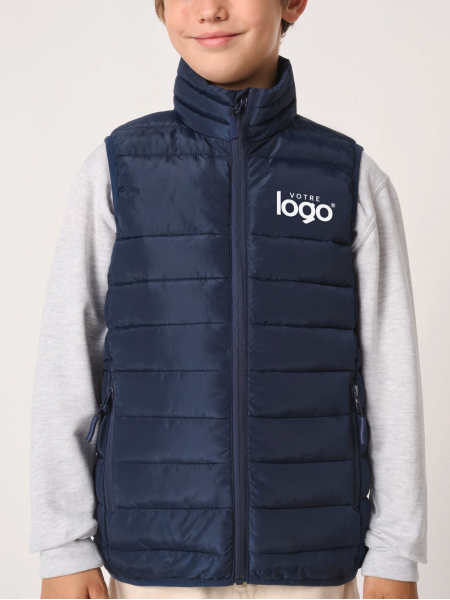 Mannequin enfant de face portant le Bodywarmer matelassé enfant personnalisable IB6174 Mannequin enfant de face portant le Bodywarmer matelassé enfant personnalisable IB6174
