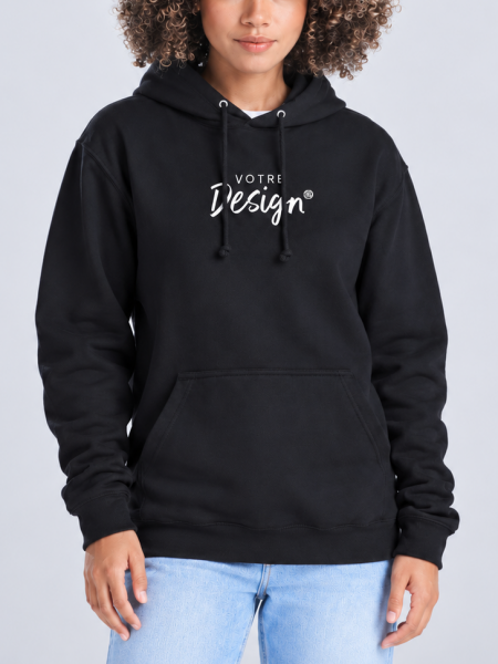 Mannequin femme de face portant le sweat à capuche JH001 en coloris jet black avec votre design dans la zone de personnalisation Mannequin femme de face portant le sweat à capuche JH001 en coloris jet black avec votre design dans la zone de personnalisation