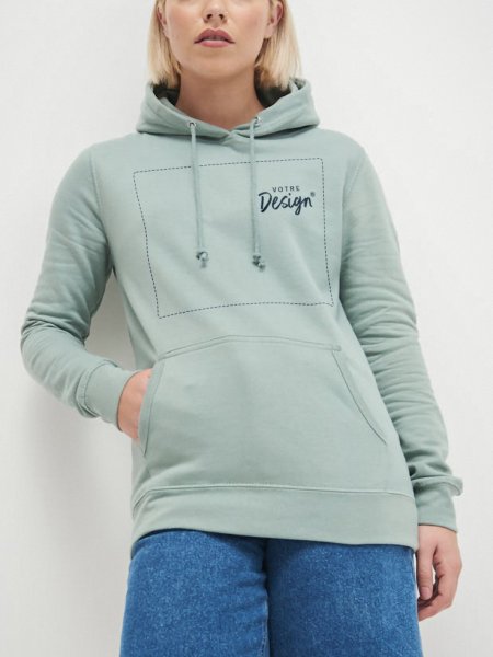 mannequin femme portant le sweat JH001F couleur dusty green mannequin femme portant le sweat JH001F couleur dusty green