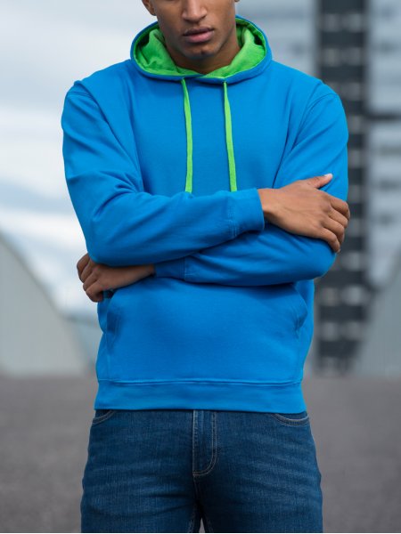 Le JH003 à capuche bicolore et poche kangourou personnalisable en coloris Sapphire Blue Lime Green Le mannequin homme porte le sweat à capuche bicolore JH003 et poche kangourou personnalisable en coloris Sapphire Blue Lime Green sans logo