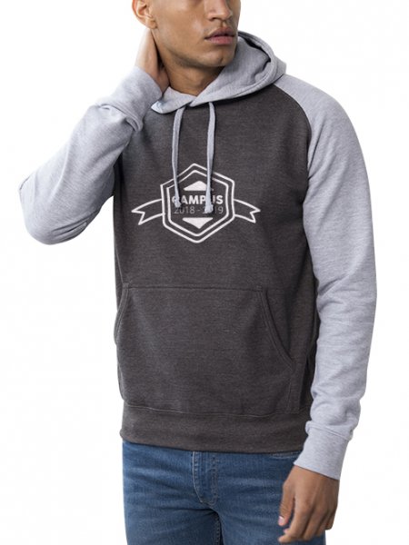 Le mannequin homme porte le sweat unisexe à capuche baseball JH009 avec logo à personnaliser en coloris Charcoal/Heather Grey 