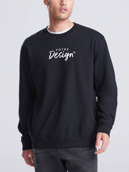 Mannequin homme de face portant un sweat col rond personnalisable JH030 en coloris jet black avec votre design et zone de personnalisation Mannequin homme de face portant un sweat col rond personnalisable JH030 en coloris jet black avec votre design et zone de personnalisation