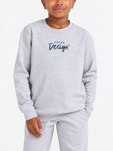 Mannequin garçon de face portant le sweat AWDis JH030J en coloris heather grey Mannequin garçon de face portant le sweat AWDis JH030J en coloris heather grey