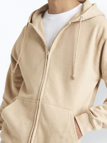 Mannequin homme de face portant le sweat zippé à capuche unisexe JH050 avec zoom sur les détails couleur desert sand Mannequin homme de face portant le sweat zippé à capuche unisexe JH050 avec zoom sur les détails couleur desert sand