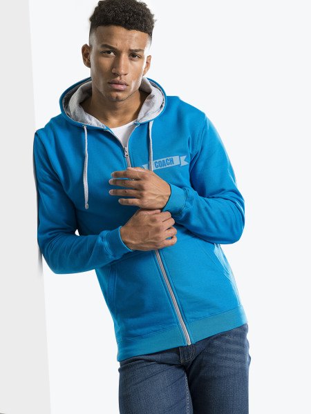 Le sweat-shirt JH053 à personnaliser en coloris Sapphire Blue Heather Grey Le mannequin homme porte le sweat à zip et capuche contrastés JH053 personnalisable en coloris Sapphire Blue Heather Grey avec logo