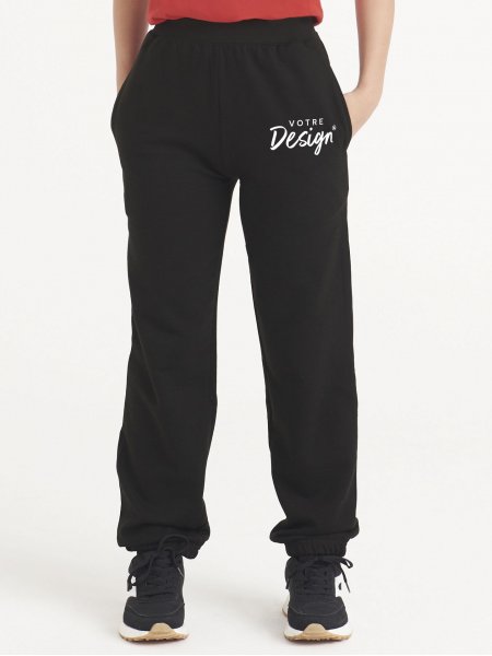 mannequin enfant portant le Pantalon de jogging enfant personnalisable mannequin enfant portant le Pantalon de jogging enfant personnalisable