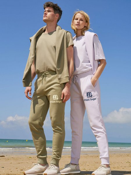 un homme et une femme sur la plage avec un ensemble kaki et pastel lilas marqués d'un logo mistertee.fr un homme et une femme sur la plage avec un ensemble kaki et pastel lilas marqués d'un logo mistertee.fr