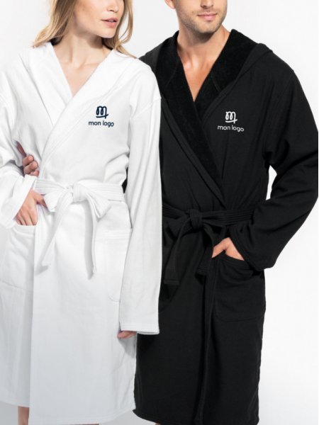 un homme et une femme portent le peignoir à personnaliser en blanc et noir avec logo personnalisé un homme et une femme portent le peignoir à personnaliser en blanc et noir avec logo personnalisé