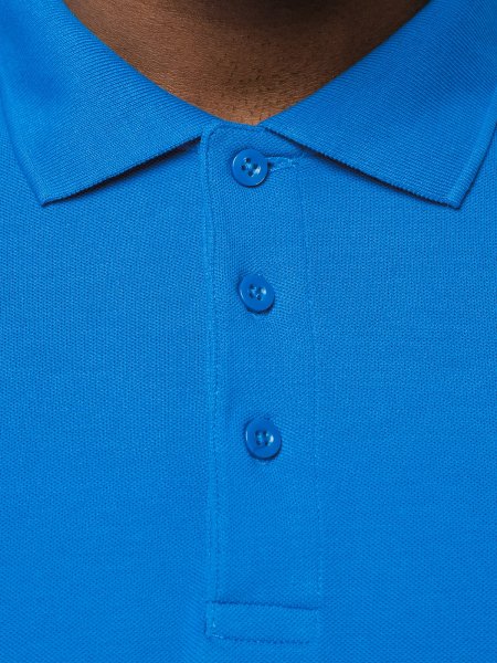 Zoom sur le col et la patte de boutonnage du polo homme manches courtes K241 en coloris light royal blue Zoom sur le col et la patte de boutonnage du polo homme manches courtes K241 en coloris light royal blue