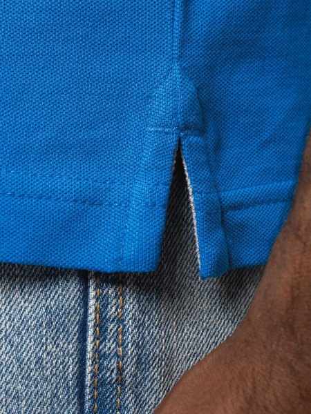 Zoom sur le bas du polo homme manches courtes K241, fente sur le flanc Zoom sur le bas du polo homme manches courtes K241, fente sur le flanc