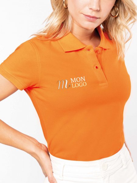 Polo manches courtes femme K242 coloris orange avec exemple de logo imprimé Polo manches courtes pour femme K242 en coloris orange avec exemple de logo imprimé