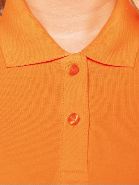 Détails col et boutons polo manches courtes femme K242 coloris orange Zoom sur le col et la patte de boutonnage du polo manches courtes pour femme K242 en coloris orange