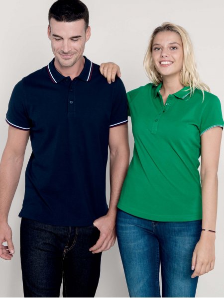 Le polo K251 disponible en version homme en coloris Navy/Wine/White et Kelly Green/Light Grey/White. Les mannequins homme et femme portent les polos K250 et K251 à personnaliser en coloris Navy/Wine/White.