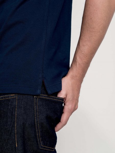 Zoom sur les détails du polo K250 à personnaliser en coloris Navy/Wine/White.