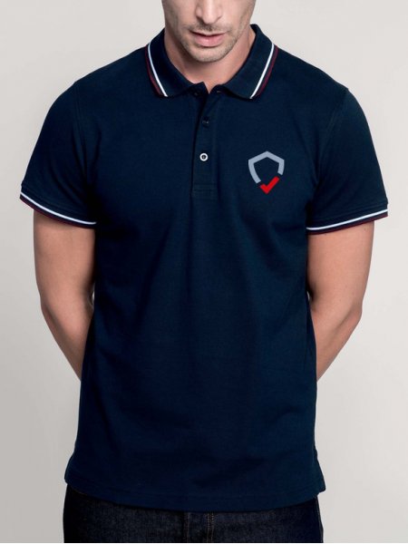 Le mannequin homme porte le polo à liserés contrastés K250 personnalisable en coloris Navy/Wine/White.