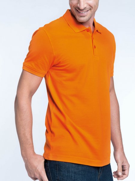 Le mannequin homme porte le polo à personnaliser K254 à manches courtes en coloris Orange.