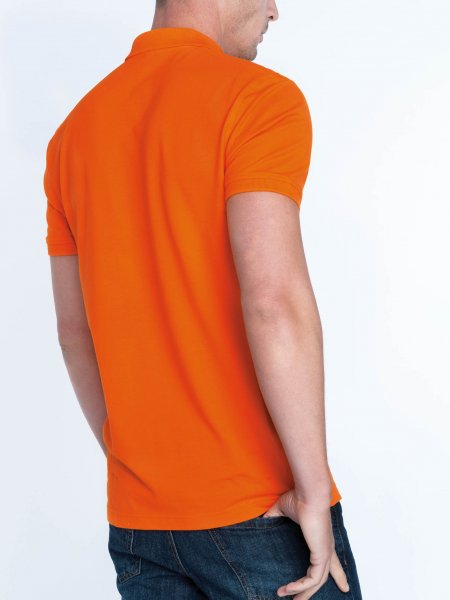 Le mannequin homme porte le polo à personnaliser K254 à manches courtes en coloris Orange.