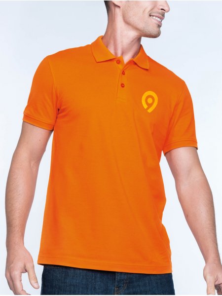 Le mannequin homme porte le polo à personnaliser K254 à manches courtes en coloris Orange.