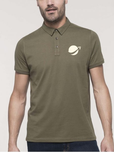 Homme portant un polo en jersey avec exemple de logo Homme portant un polo en jersey avec exemple de logo