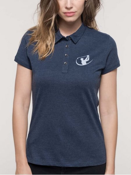 Femme portant un polo K263 avec exemple de logo Femme portant un polo K263 avec exemple de logo