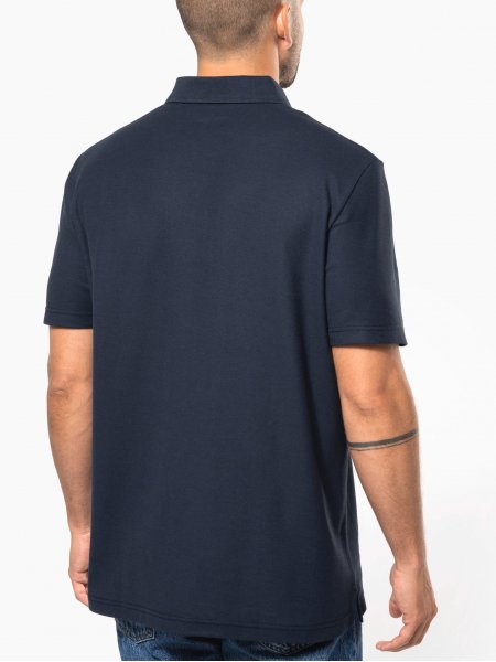 mannequin homme de dos portant le Polo piqué unisexe personnalisable mannequin homme de dos portant le Polo piqué unisexe personnalisable