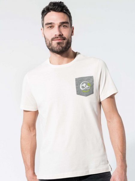 Homme portant un t-shirt K375 avec un exemple de logo Homme portant un t-shirt K375 avec un exemple de logo
