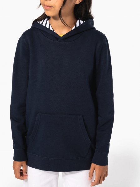 mannequin enfant fille de face portant le Sweat-shirt à capuche contrastée à motifs enfant unisexe personnalisable