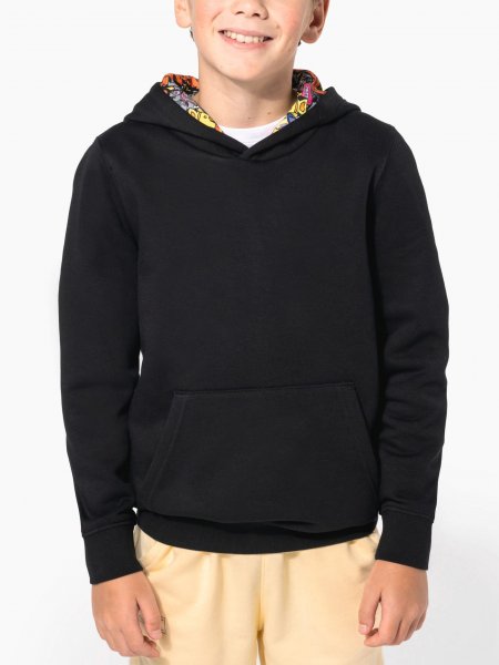 mannequin enfant garçon de face portant le Sweat-shirt à capuche contrastée à motifs enfant unisexe personnalisable