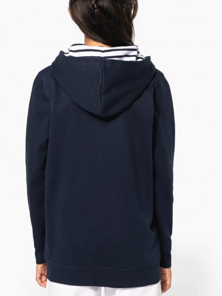 mannequin enfant fille de dos portant le Sweat-shirt à capuche contrastée à motifs enfant unisexe personnalisable