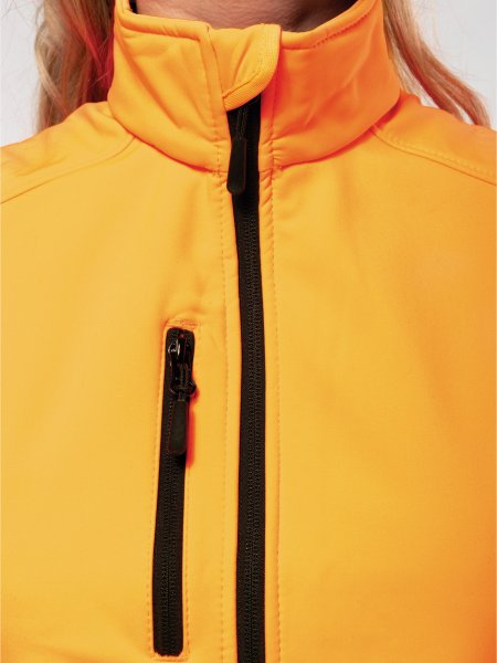 Zoom sur le col monté et la poche coeur du bodywarmer K404 orange