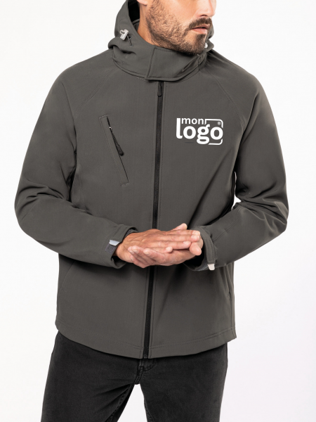 Exemple de logo floqué sur le coeur de la veste personnalisable K413 en coloris titanium Exemple de logo floqué sur le coeur de la veste personnalisable K413 en coloris titanium