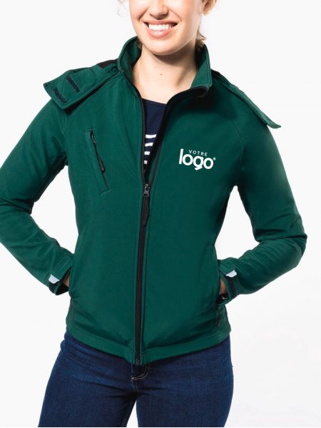 mannequin femme de face portant la Veste softshell à capuche amovible femme Personnalisable 