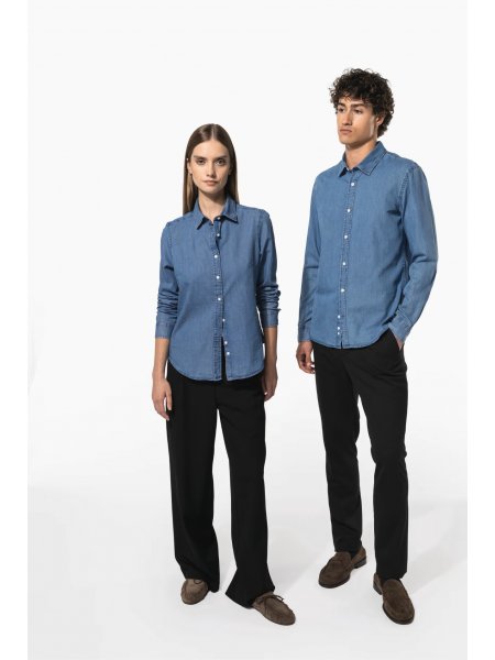 Chemise en jean homme K512 et chemise en jean femme K509 portees ensemble Chemise en jean homme K512 et chemise en jean femme K509 portees ensemble