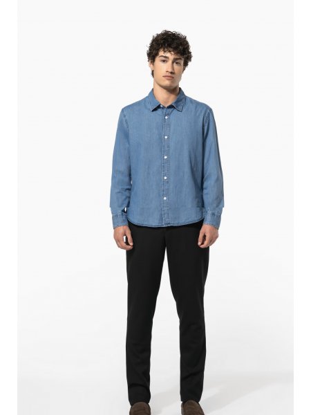 Chemise en jean pour homme K512 portee en pied Chemise en jean pour homme K512 portee en pied