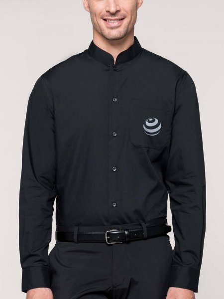 Chemise homme col mao à personnaliser K515 avec logo porté par un homme