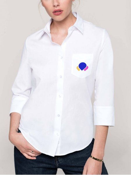 Chemise manches 3/4 femme à personnaliser K558 avec logo portée par une femme