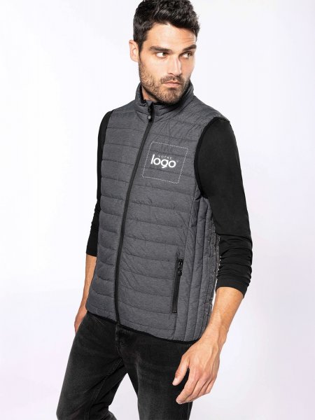 Doudoune sans manches K6113 en coloris Marl Silver Doudoune sans manches K6113 en coloris Marl Silver avec votre logo porté par un homme