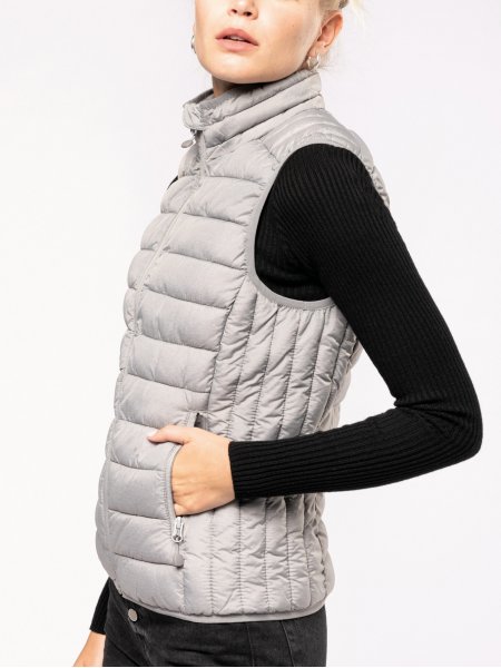 Femme portant une doudoune K6114 sans logo Femme portant une doudoune K6114 sans logo