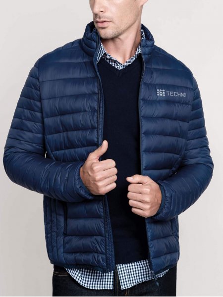 Un homme qui porte la veste K6120 avec un logo Un homme qui porte la veste K6120 avec un logo