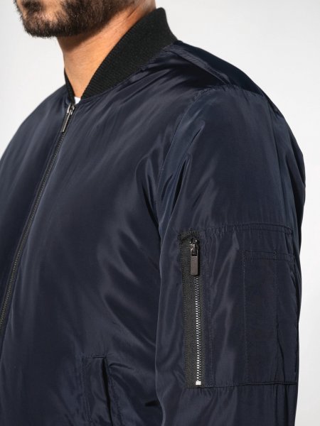 Détail de la poche zippée sur la manche du blouson bomber K6122 couleur marine
