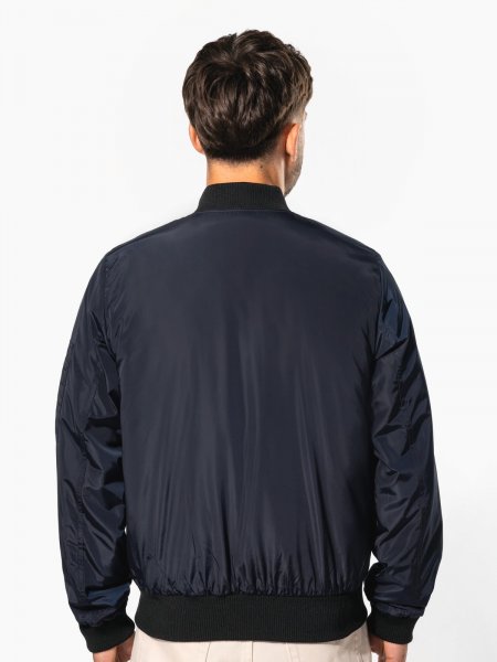 Mannequin homme de dos portant le blouson bomber K6122 couleur marine