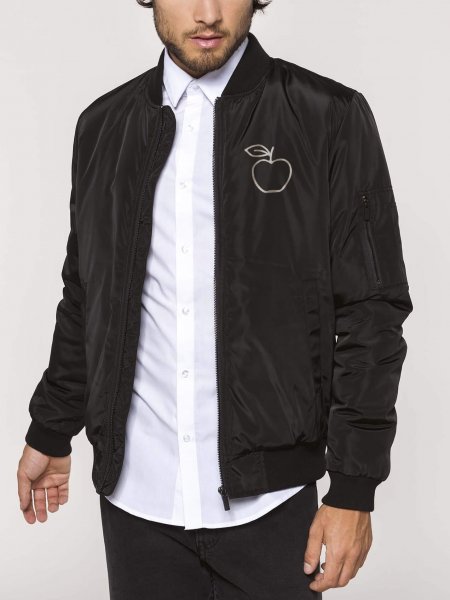 Exemple de logo floqué sur la veste personnalisable K6122 en coloris Black Exemple de logo floqué sur la veste personnalisable K6122 en coloris Black portée par un homme